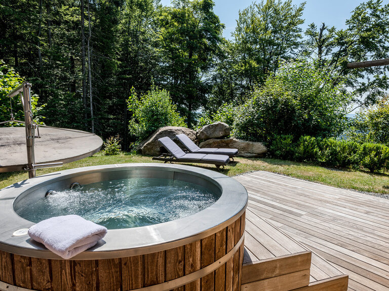 Moderne Luxussuite mit goldenem Kamin, Couch, Kronleuchter im Wellnesshotel Hüttenhof