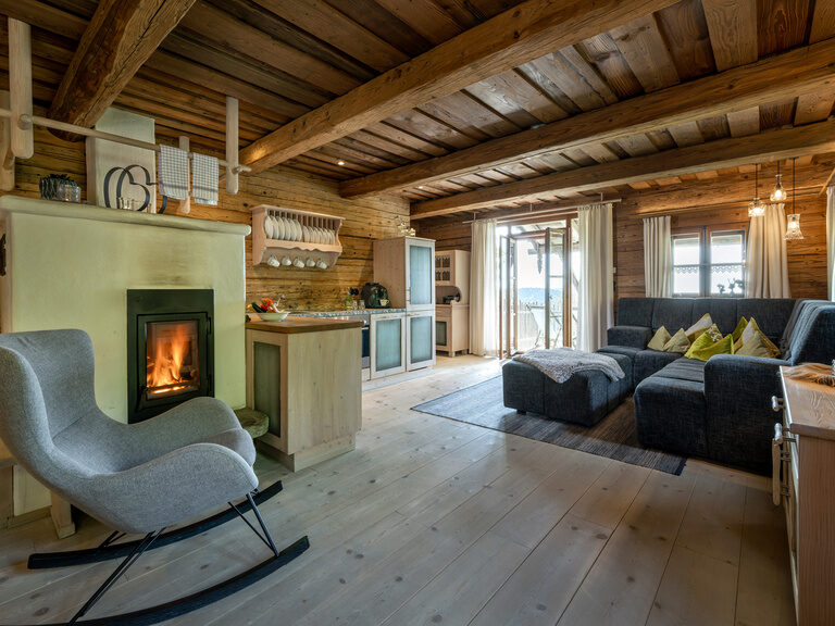 Moderne Luxussuite mit Kamin, Hängematte, Kronleuchter im Wellnesshotel Hüttenhof