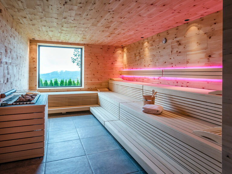 Moderne Sauna mit Beleuchtung und Fenster mit Ausblick auf den Bayerischen Wald
