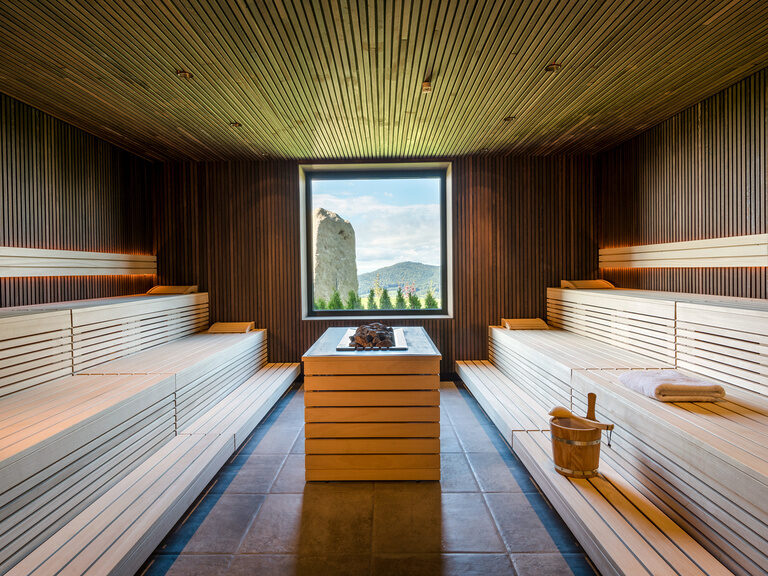 Moderne Sauna mit Fenster mit Blick auf den Bayerischen Wald im Hotel Hüttenhof