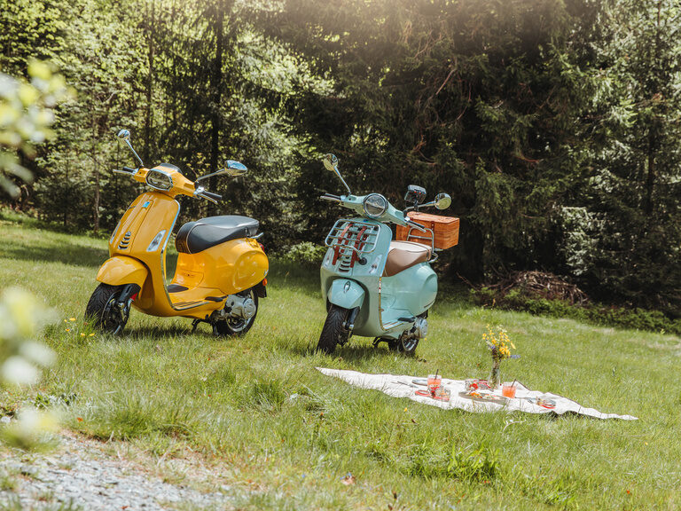 Mountainbike lehnt an Felsen auf Berg im Bayerischen Wald