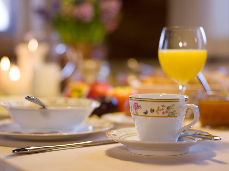 Paar in Schattenansicht bei goldener Dämmerung im Dachpool im Hotel Hüttenhof