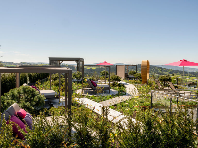 Glückliches Paar stößt in der Lounge mit Sektgläsern an, während sie sich liebevoll anblicken