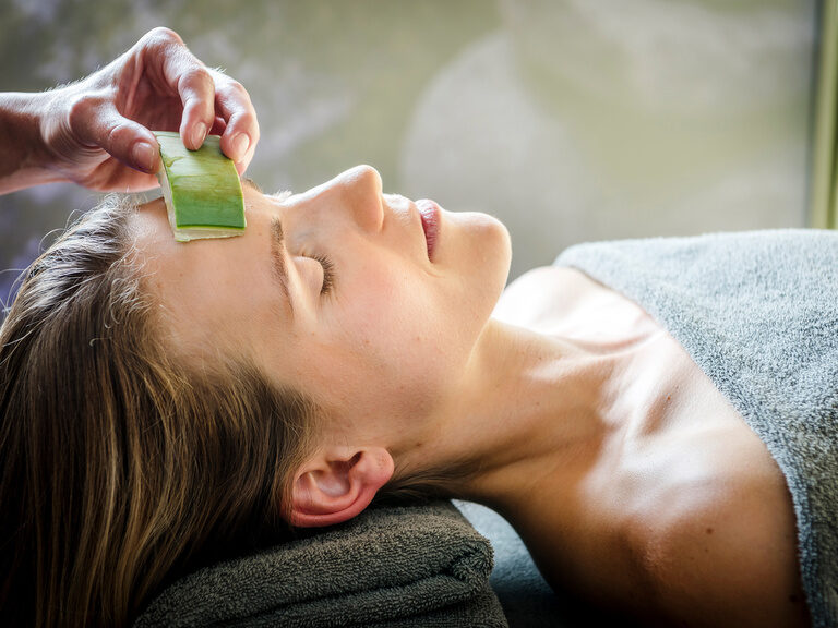 Paar liegt entspannt auf Liegen während einer einzigartigen Spa-Behandlung mit Hirschgeweih