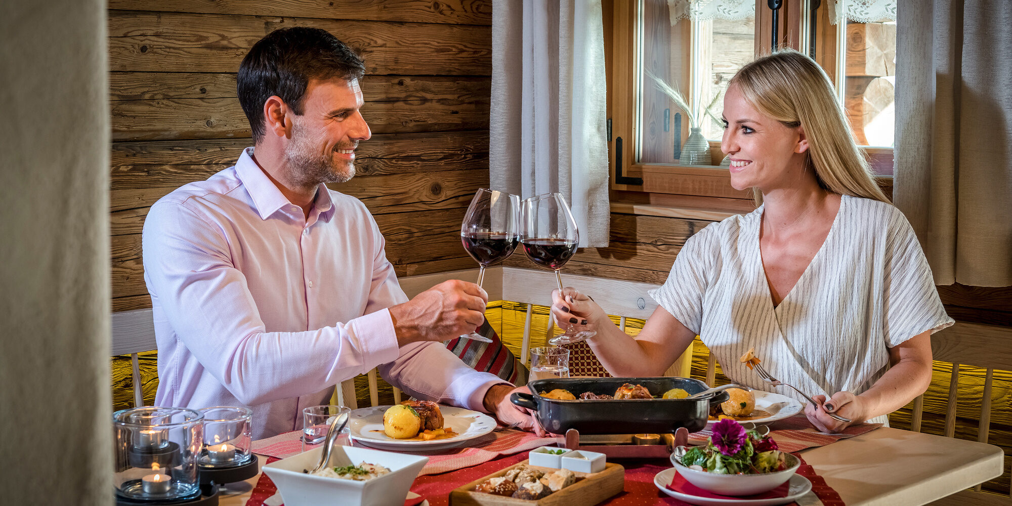 Pärchen isst einen Schweinebraten im Luxus Chalet Bayerischer Wald