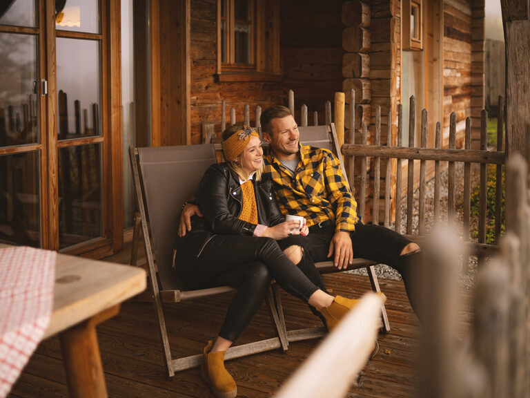 Pärchen sitzt zusammen auf der Terrasse des exklusiven Chalets Bayerischer Wald