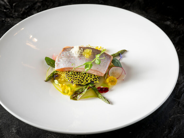 Pool auf sonniger Dachterrasse mit Sonnenschirmen und Waldpanorama vom Hotel Hüttenhof
