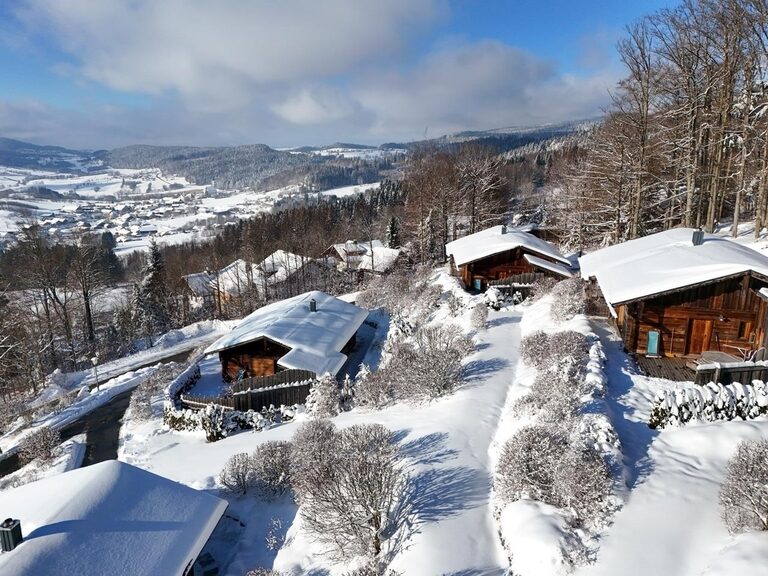 Modernes Restaurant im 4-Sterne-Hotel Hüttenhof mit grüner Samtbank und Holzdecke