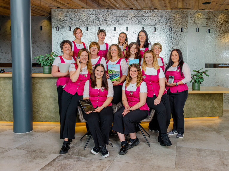 Rezeptionsteam in pinker Trachtenweste im Luxus-Wellnesshotel Hüttenhof