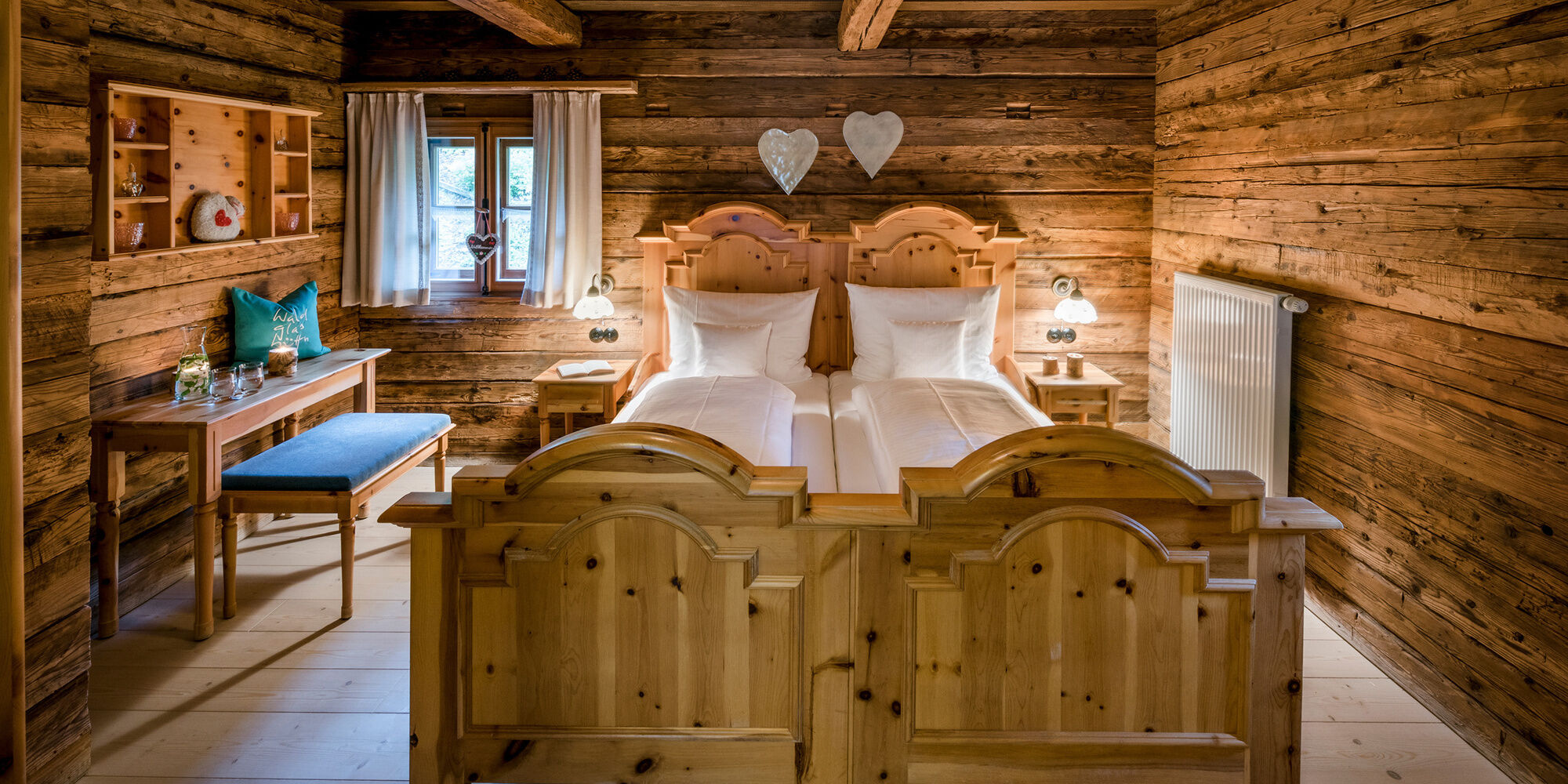 Schlafzimmer mit Doppelbett im Luxus Chalet Bayerischer Wald