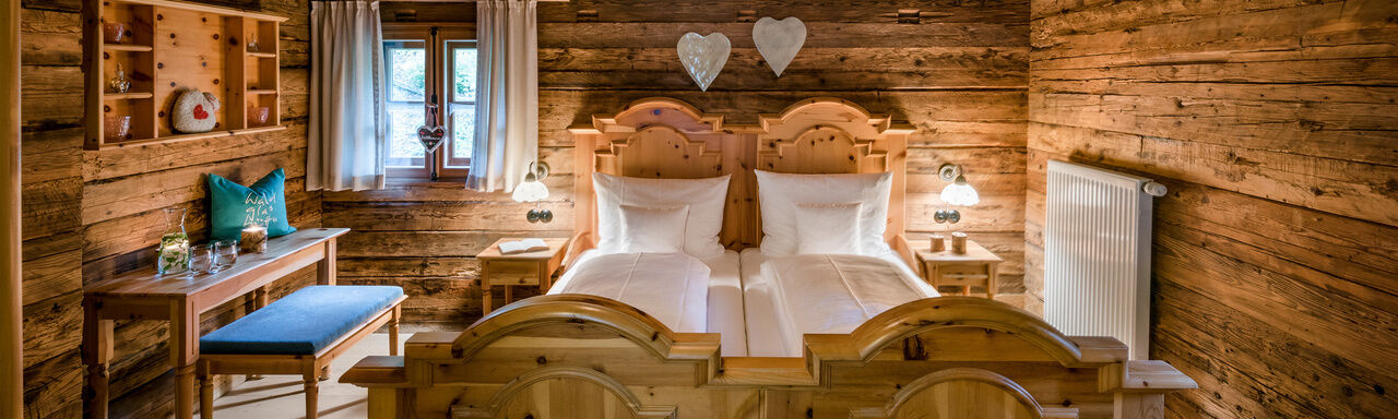 Schlafzimmer mit Doppelbett im Luxus Chalet Bayerischer Wald