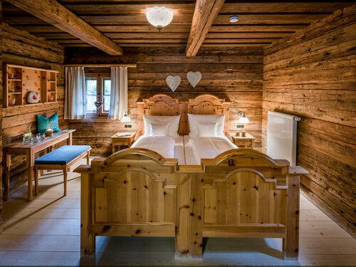 Schlafzimmer mit Doppelbett im Luxus Chalet Bayerischer Wald