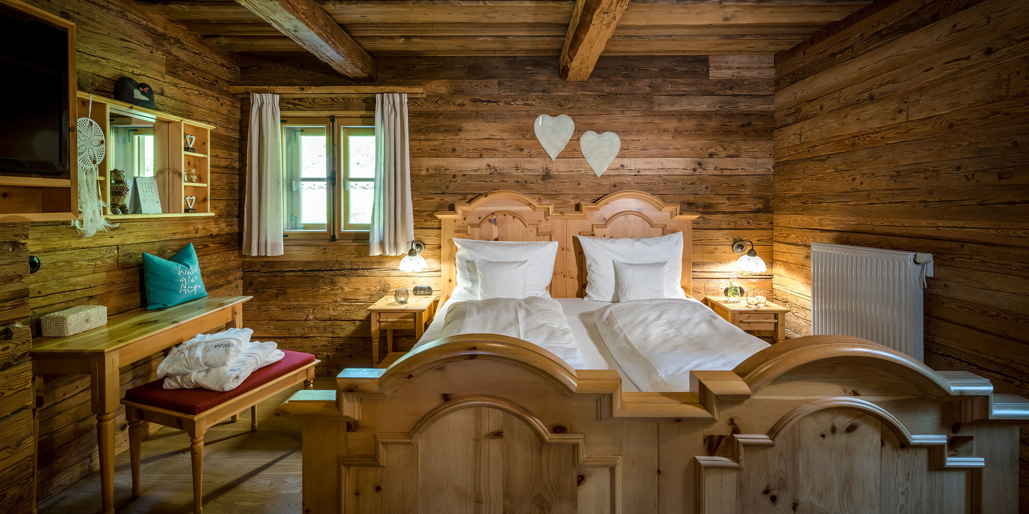 Schlafzimmer im Luxus Chalet Bayerischer Wald mit Romantik Deko