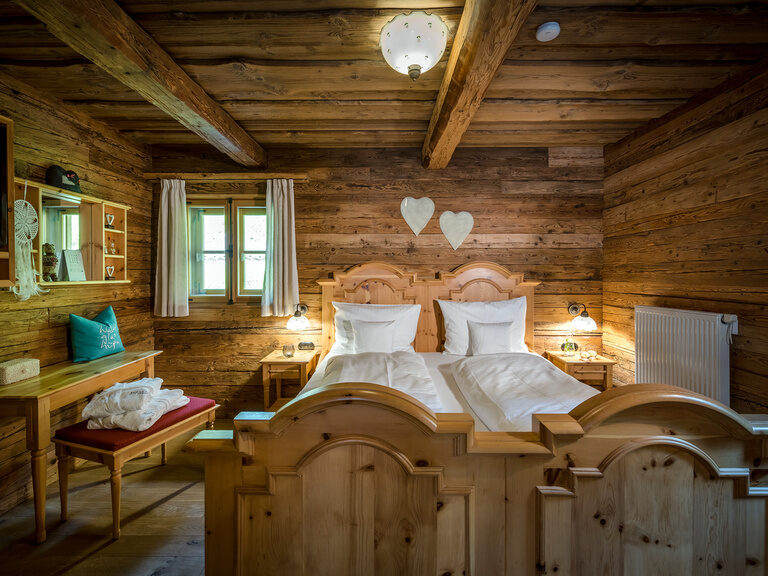 Schlafzimmer im Luxus Chalet Bayerischer Wald mit Romantik Deko