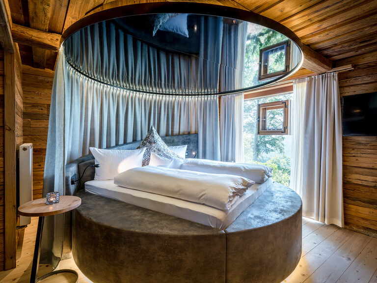 Schlafzimmer mit rundem Bett im Luxus Chalet Bayern
