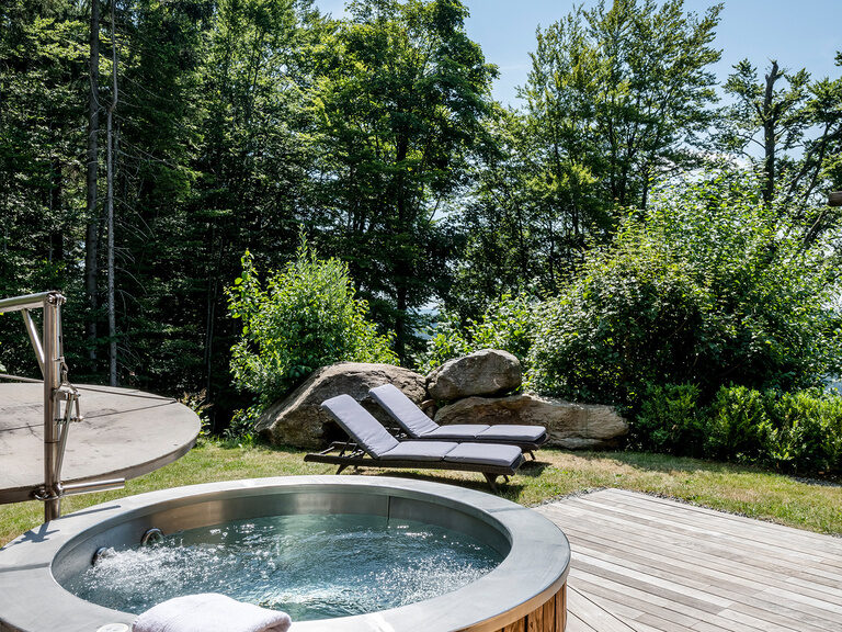 Terrasse mit Whirlpool des Luxus Chalets Bayern