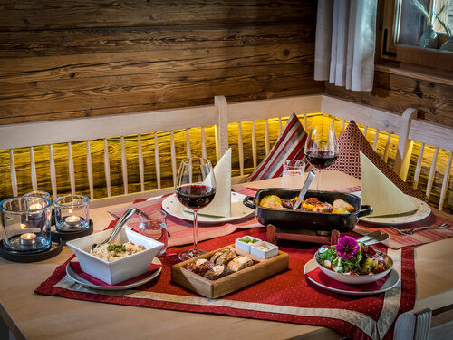 Detailbild eines gedeckten Tisch mit Schweinsbraten im Luxuschalet Bayern