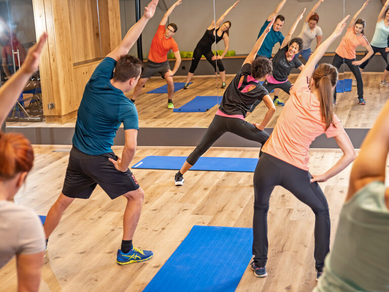 Gymnastikkurse für persönliche Fitness in unserem 4 Sterne Wellnesshotel Bayerischer Wald - inkl. Trainingsraum mit Spiegelwand