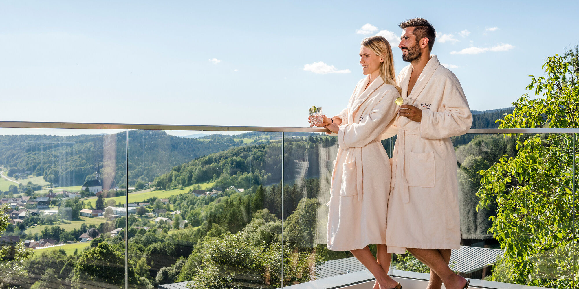 Pärchen genießt Wellnessurlaub Bayerischer Wald auf der Terrasse im Hotel Hüttenhof