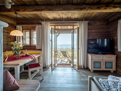 Wohnbereich im Luxus Chalet Bayerischer Wald mit Blick auf die Terrasse und die einer traumhaften Aussicht