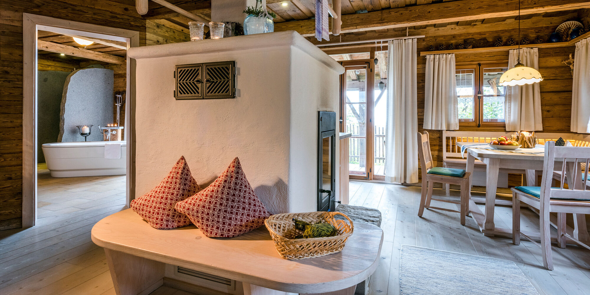 Wohnbereich im Luxus Chalet Bayerischer Wald mit freistehender Badewanne