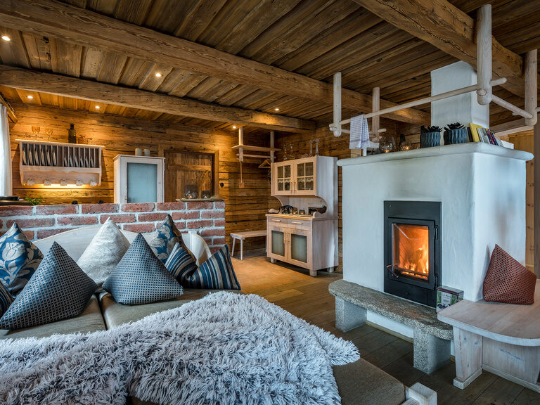 Wohnbereich im Luxus Chalet Bayerischer Wald mit Kachelofen und Bett