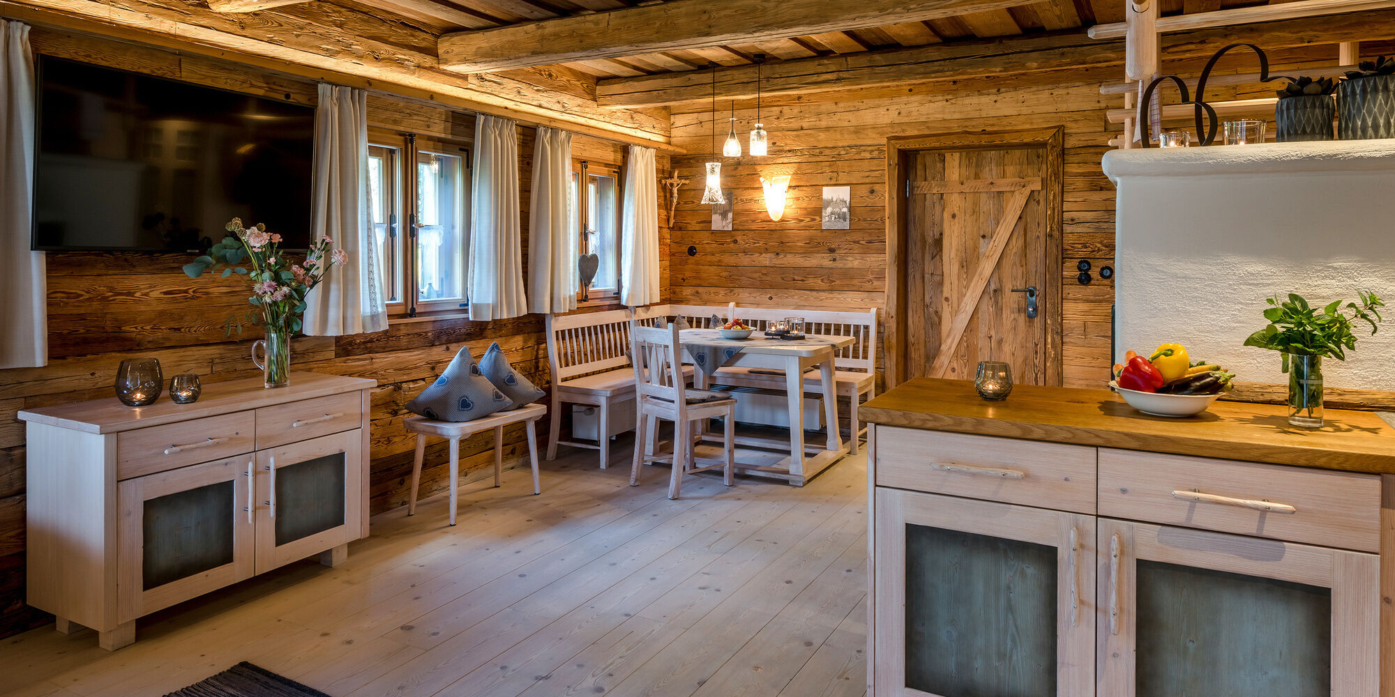 Wohnbereich im Luxus Chalet Bayern mit Esstisch und Kommoden