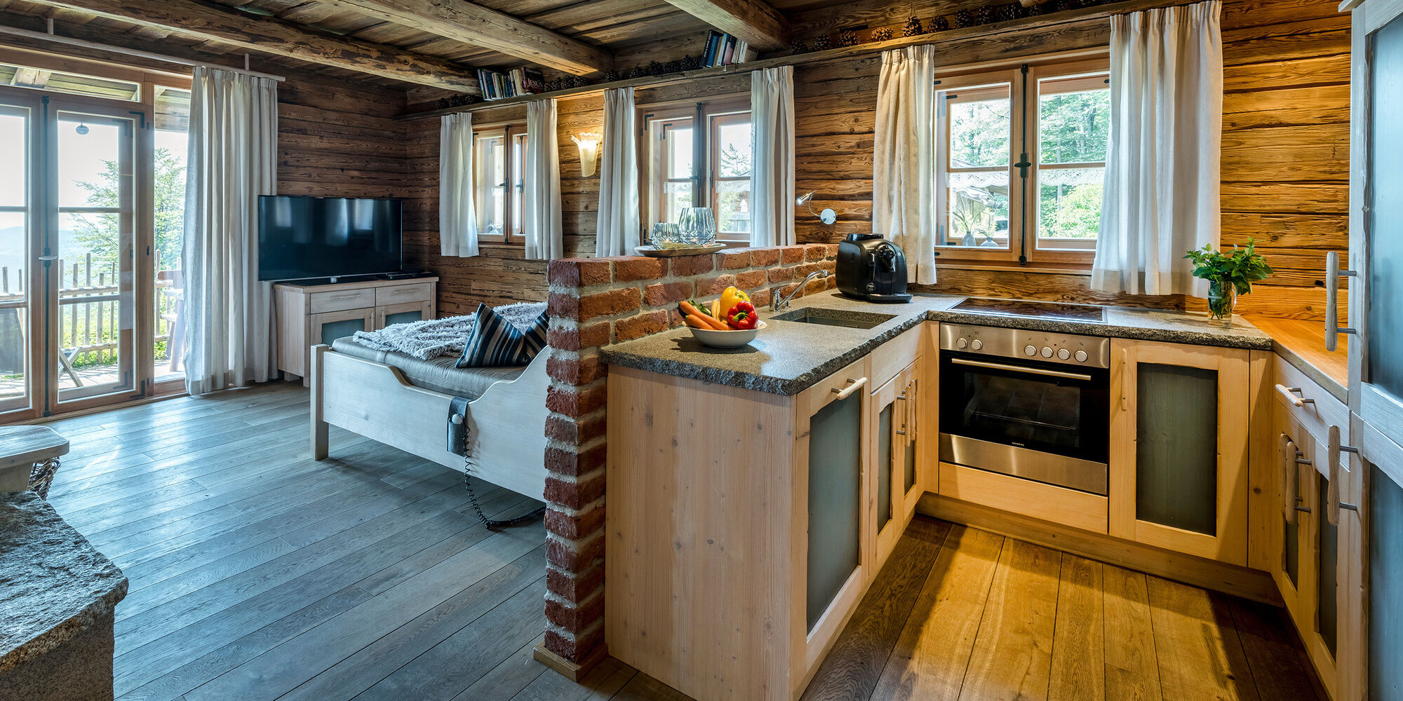 Wohnbereich im Luxus Chalet Bayern mit Küche und Bett